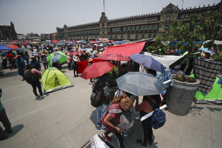 Maestros mexicanos inician paro general y tildan de "burla" la reciente subida salarial