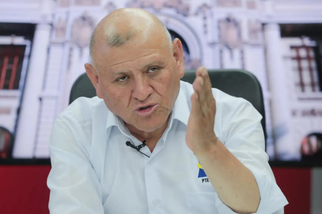 Fallece el candidato presidencial peruano Napoleón Becerra en un accidente de tránsito