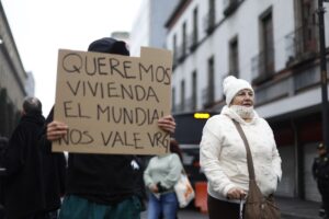 Manifestantes irrumpen en Congreso de la Ciudad de México en protesta por vivienda