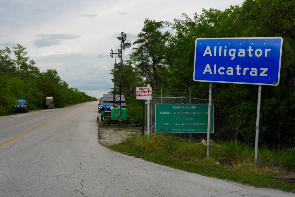 ICE traslada a inmigrantes de 'Alligator Alcatraz' ante el riesgo de huracanes en EEUU