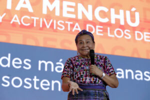 Rigoberta Menchú insta a poner a las personas en el centro de las ciudades inteligentes